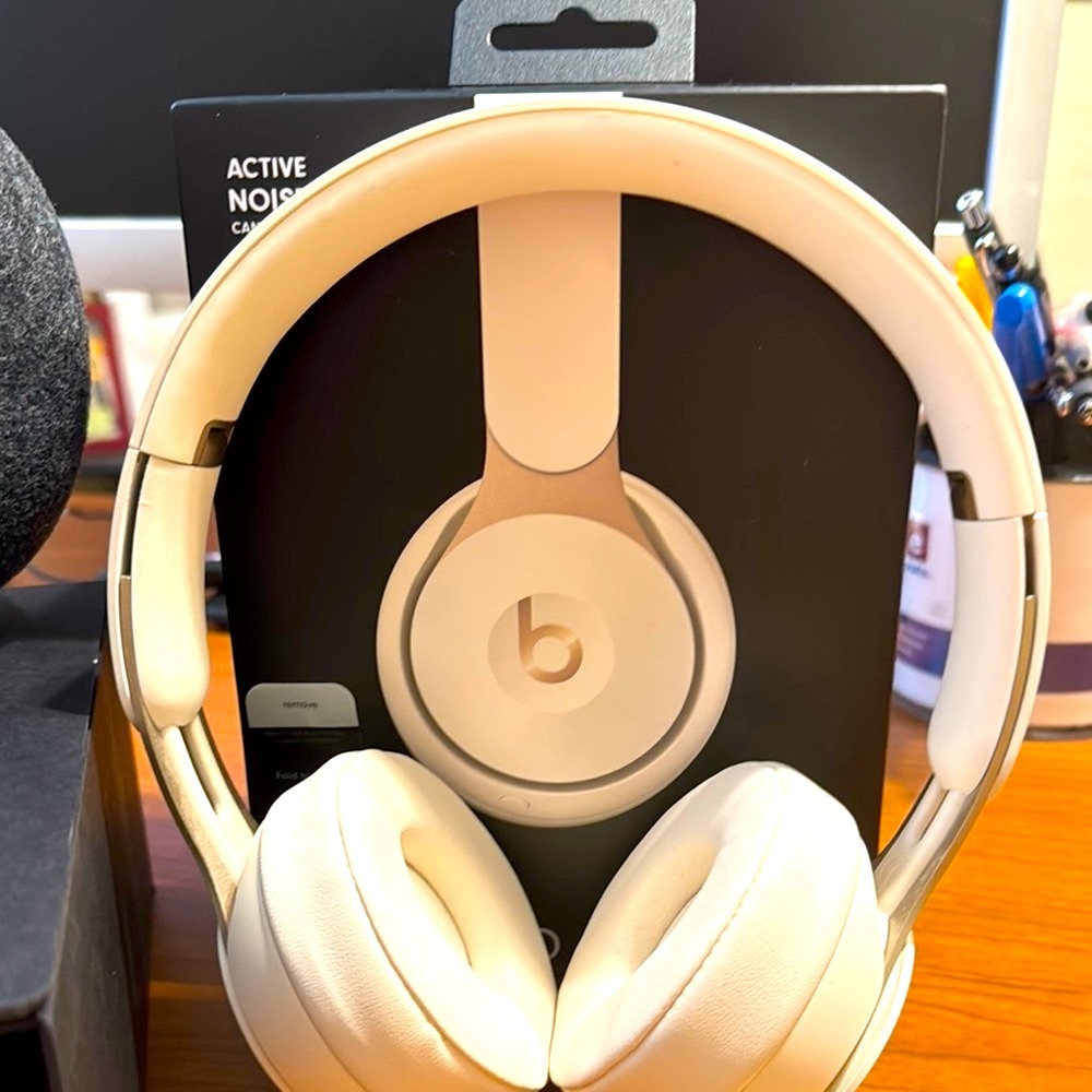Solo Pro Beats  White Headset in box